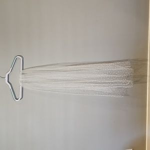 Untamed petals fingerlength pearl veil.